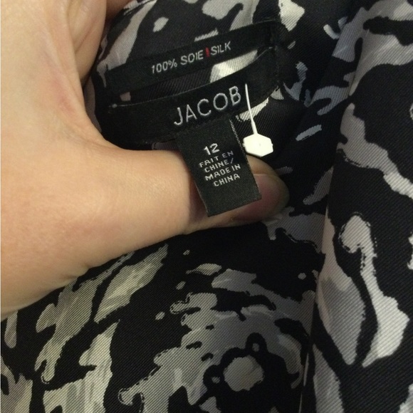 Elegant Silk Dress in a Modern Momochrome Design - Picture 4 of 7